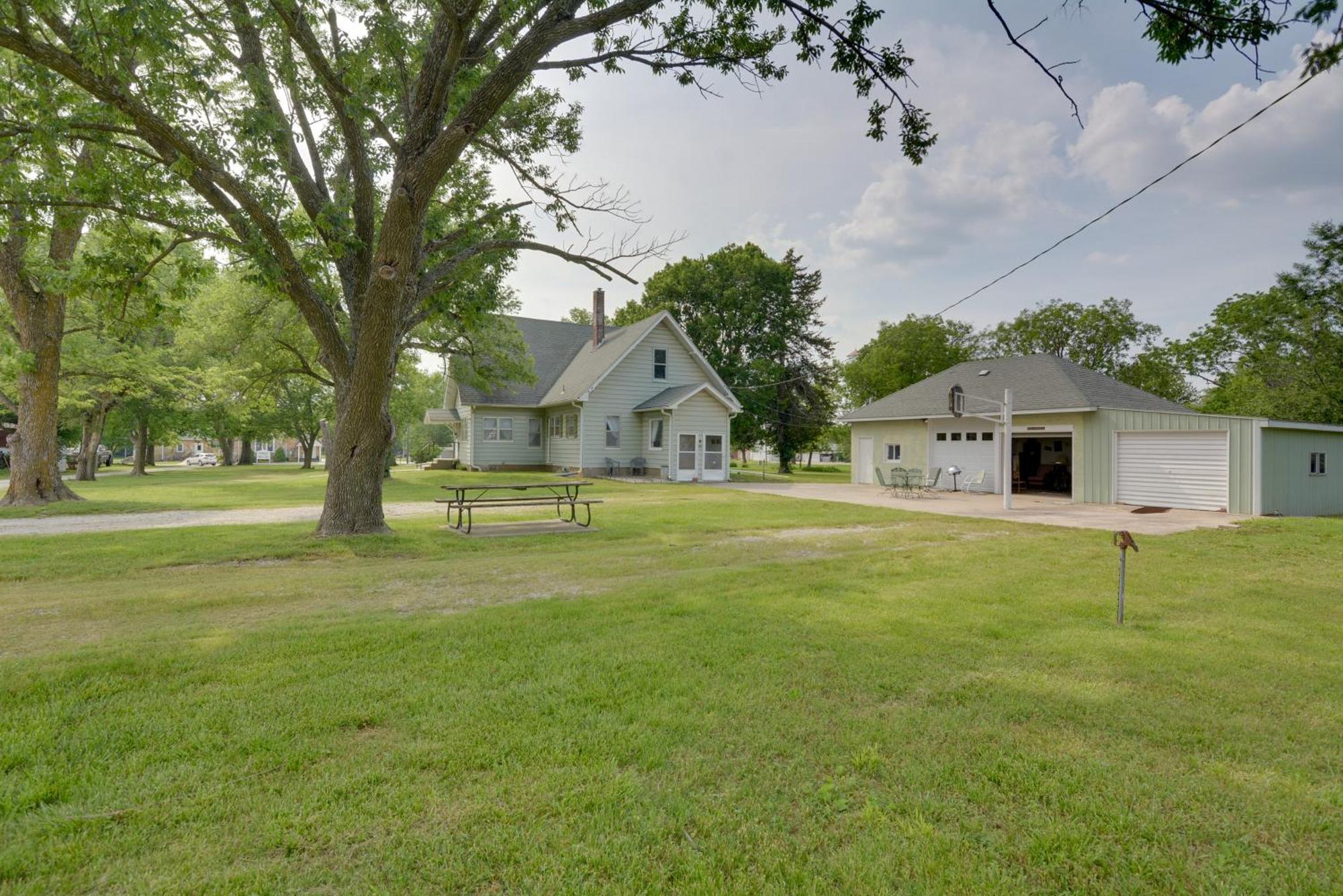 Pet-Friendly Sheldon Vacation Rental With Large Yard Exterior photo